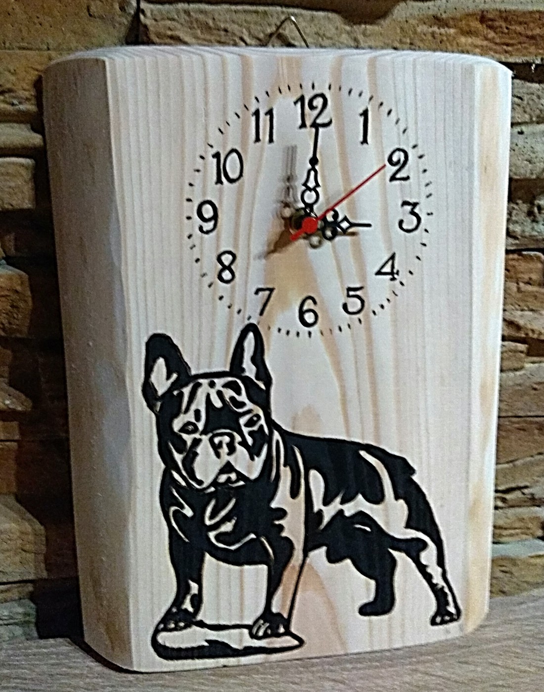 Ceas de perete Bulldog francez pe larice - - Artynos.ro Ceas de perete Bulldog francez pe larice - - Artynos.ro