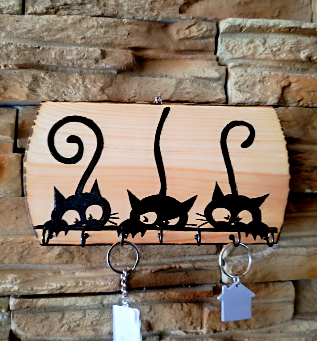 Suport de chei din lemn pentru perete cu trei pisici negre - casă & stil de viață - decorațiuni de casă - decorațiuni de pereți - suport pentru chei - Artynos.ro