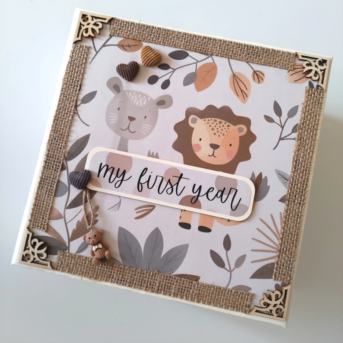 'My First Year' Album pentru copii / Album foto / Scrapbook - casă & stil de viață - papetărie de hârtie - albume foto - Artynos.ro 'My First Year' Album pentru copii / Album foto / Scrapbook - casă & stil de viață - papetărie de hârtie - albume foto - Artynos.ro