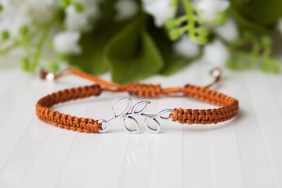 Brățară macramé împletită - Letter brown - - Artynos.ro Brățară macramé împletită - Letter brown - - Artynos.ro