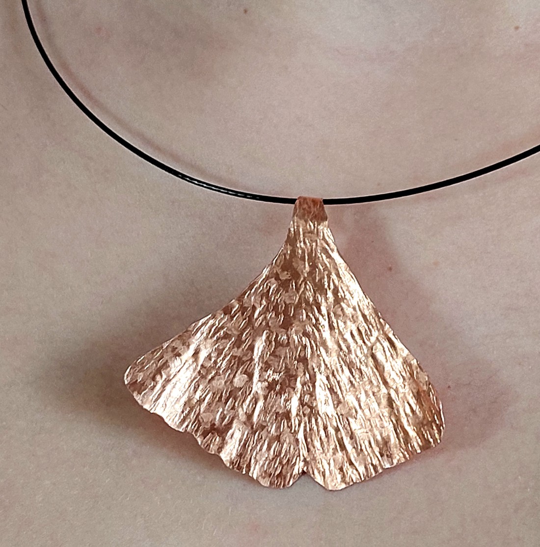 Ginkgo biloba în cuie în cupru - bijuterii - seturi de bijuterii - Artynos.ro  Ginkgo biloba în cuie în cupru - bijuterii - seturi de bijuterii - Artynos.ro