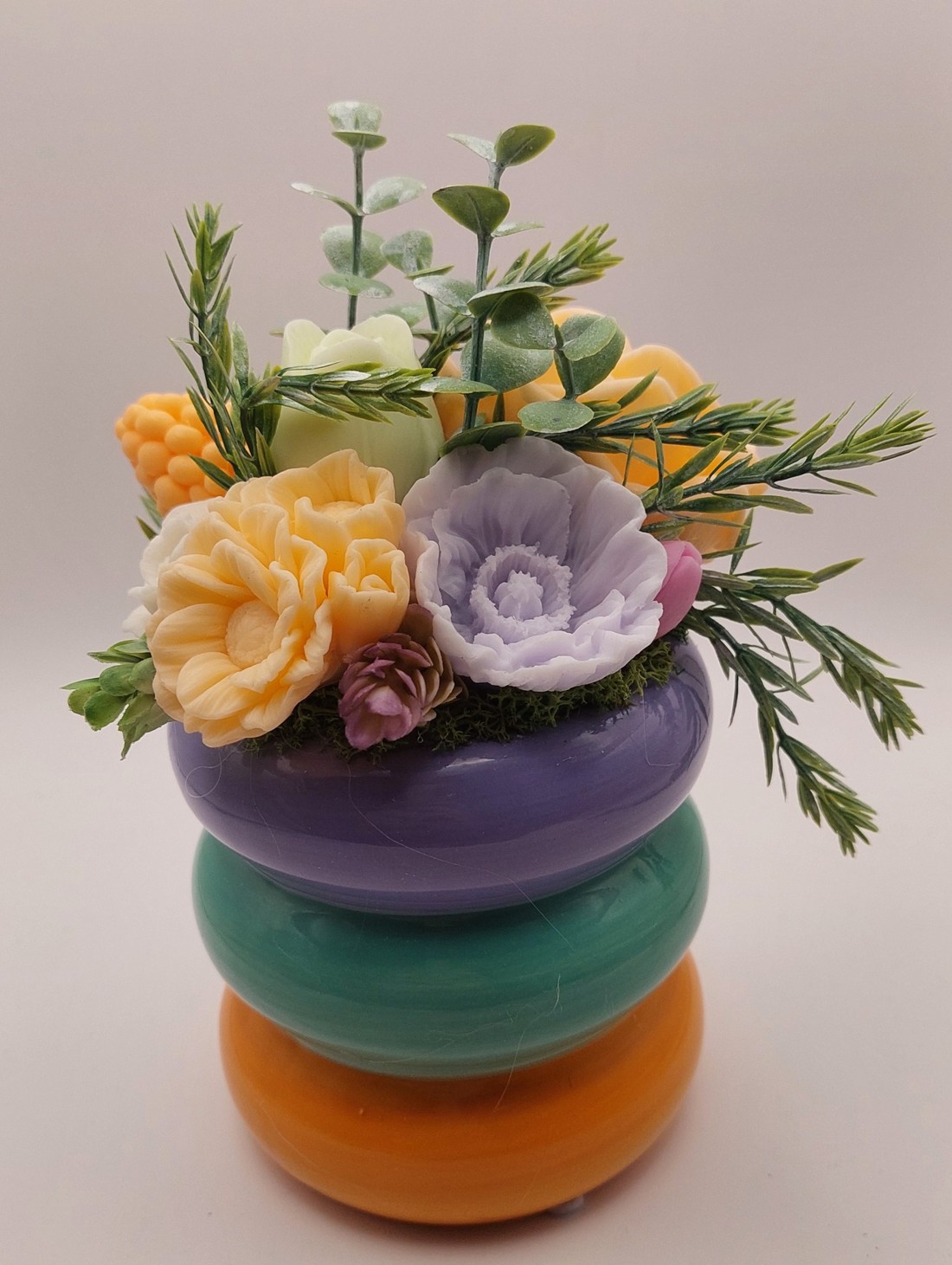 Oală ceramică colorată cu flori de săpun - - Artynos.ro Oală ceramică colorată cu flori de săpun - - Artynos.ro