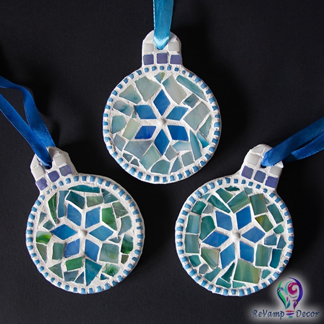 Ornament din mozaic de sticlă pentru pomul de Crăciun - - Artynos.ro Ornament din mozaic de sticlă pentru pomul de Crăciun - - Artynos.ro