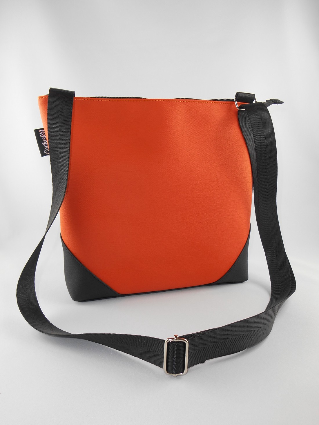 Side sac cu pisoi pe fundal negru - - Artynos.ro Side sac cu pisoi pe fundal negru - - Artynos.ro