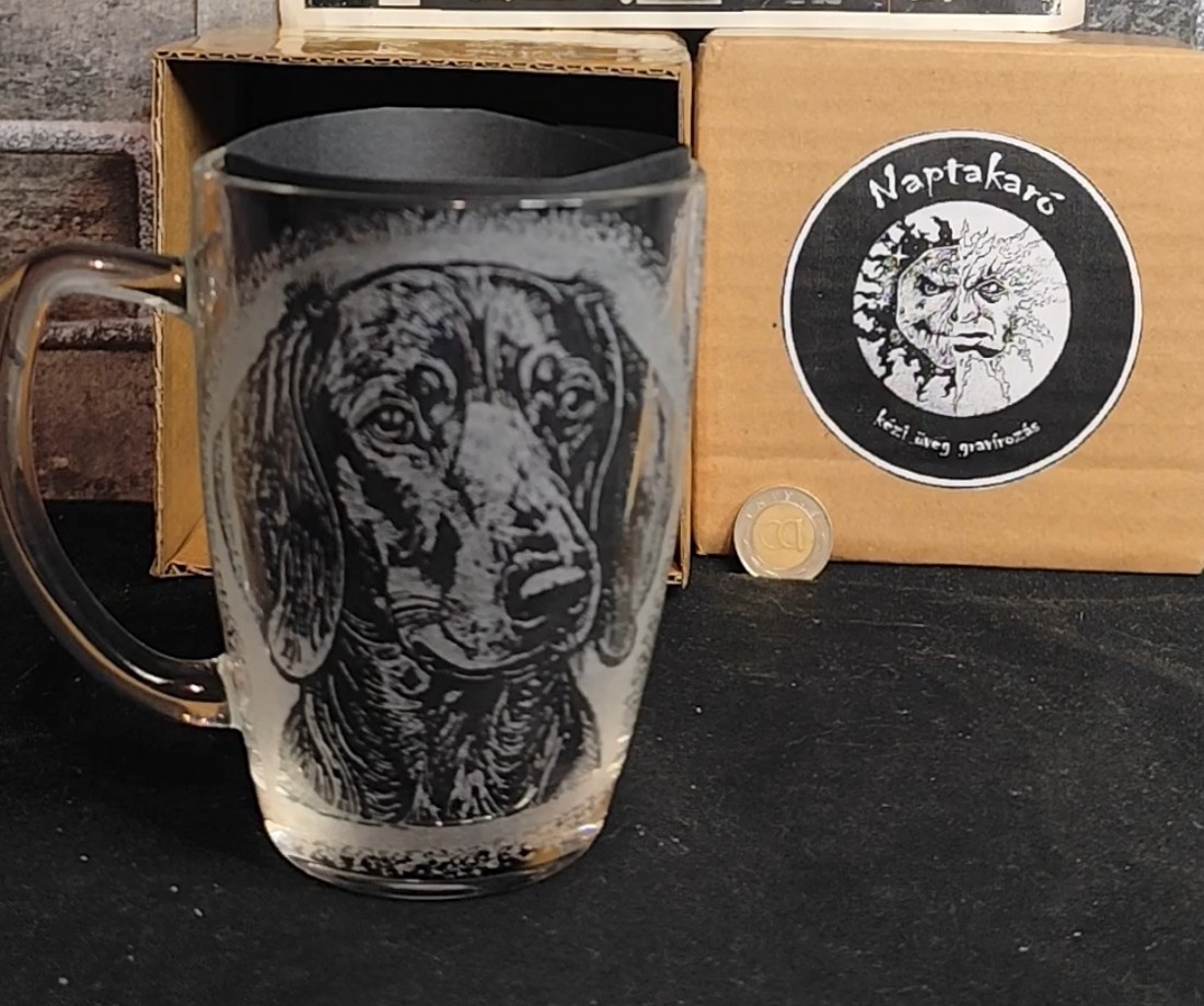 Cană gravată manual cu model de teckel  -  - Artynos.ro