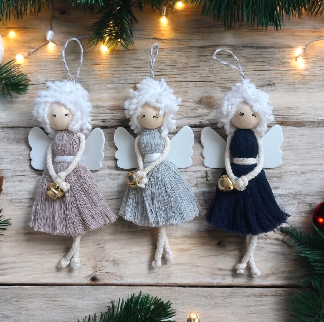 Înger cu păr pufos cu clopoțel - ornament de Crăciun suspendat (20 cm) - - Artynos.ro Înger cu păr pufos cu clopoțel - ornament de Crăciun suspendat (20 cm) - - Artynos.ro