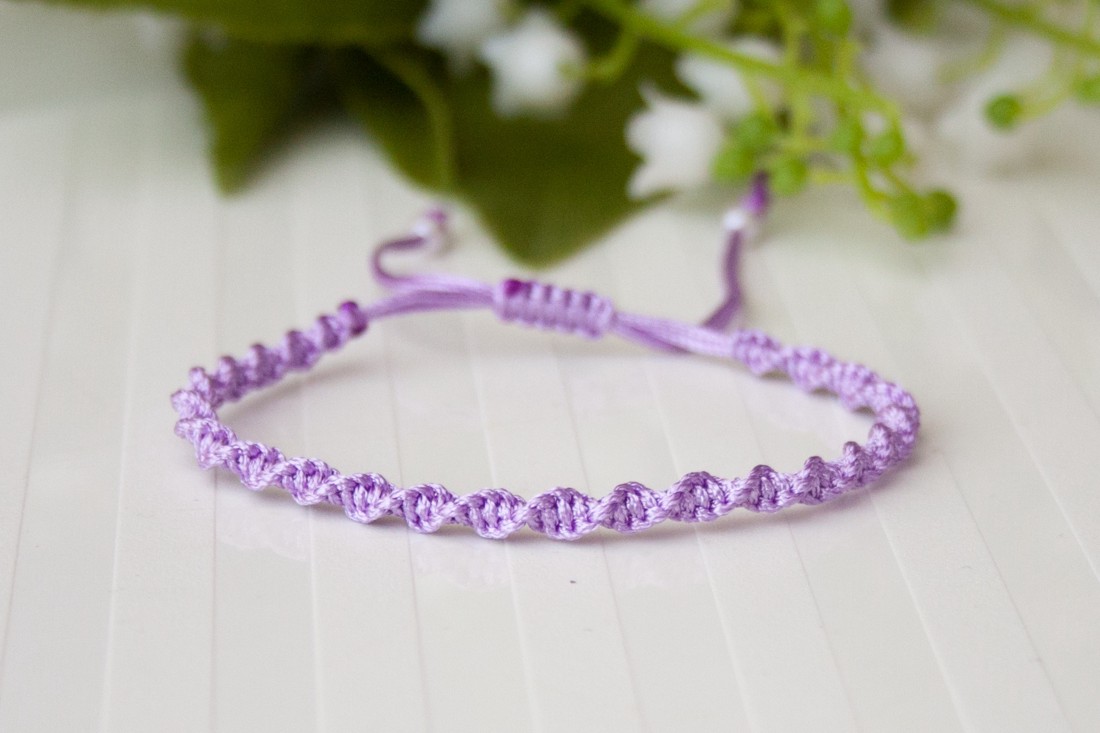 Brățară macramé împletită - Twisted violet deschis - - Artynos.ro Brățară macramé împletită - Twisted violet deschis - - Artynos.ro