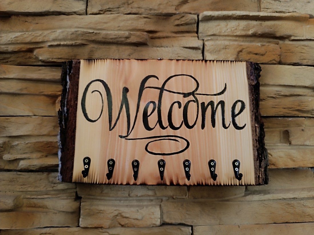 Breloc de perete din lemn cu inscripție Welcome - - Artynos.ro Breloc de perete din lemn cu inscripție Welcome - - Artynos.ro