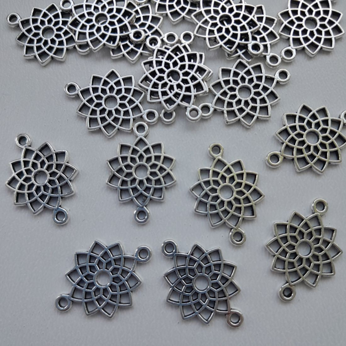 Pandantiv metalic, link - 14x20mm - floare - 10 buc / pachet - culoare argintiu antichizat - - Artynos.ro Pandantiv metalic, link - 14x20mm - floare - 10 buc / pachet - culoare argintiu antichizat - - Artynos.ro