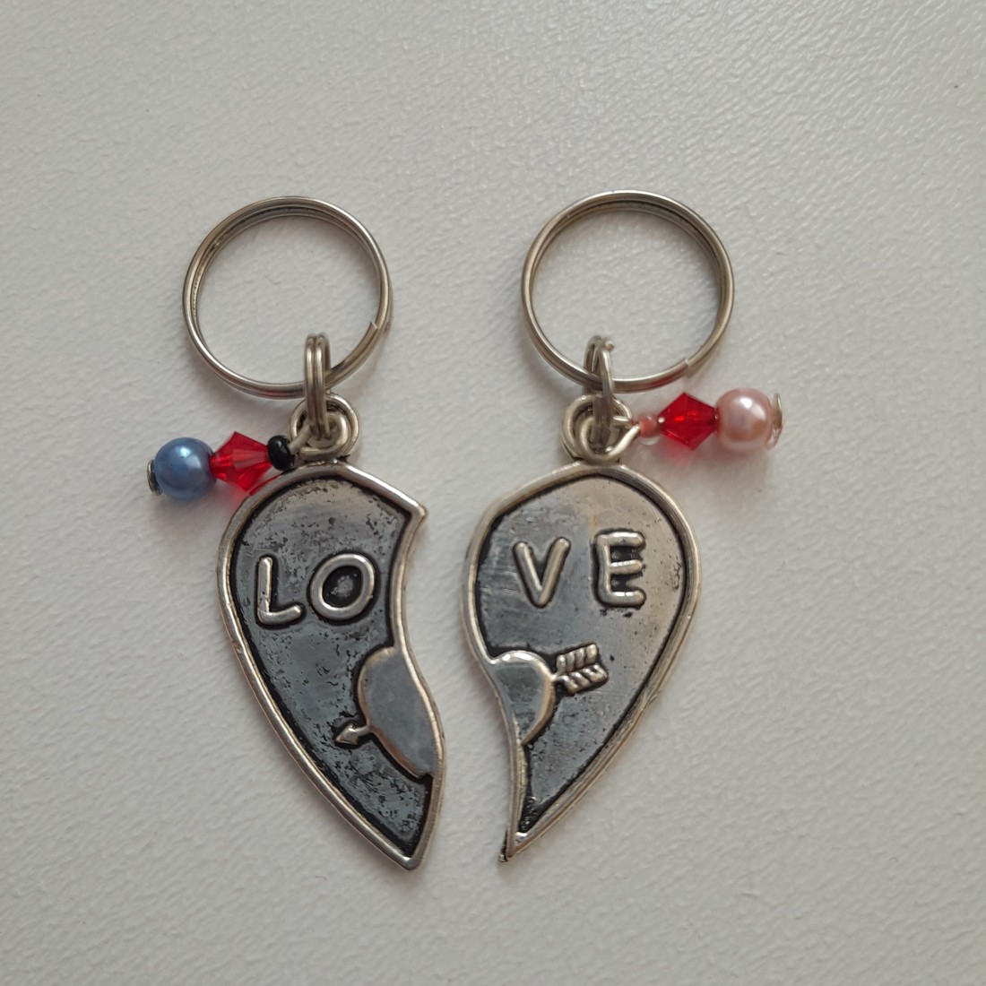 Pereche de mini brelocuri / set de ornamente pentru geantă cu inscripția LOVE - - Artynos.ro Pereche de mini brelocuri / set de ornamente pentru geantă cu inscripția LOVE - - Artynos.ro