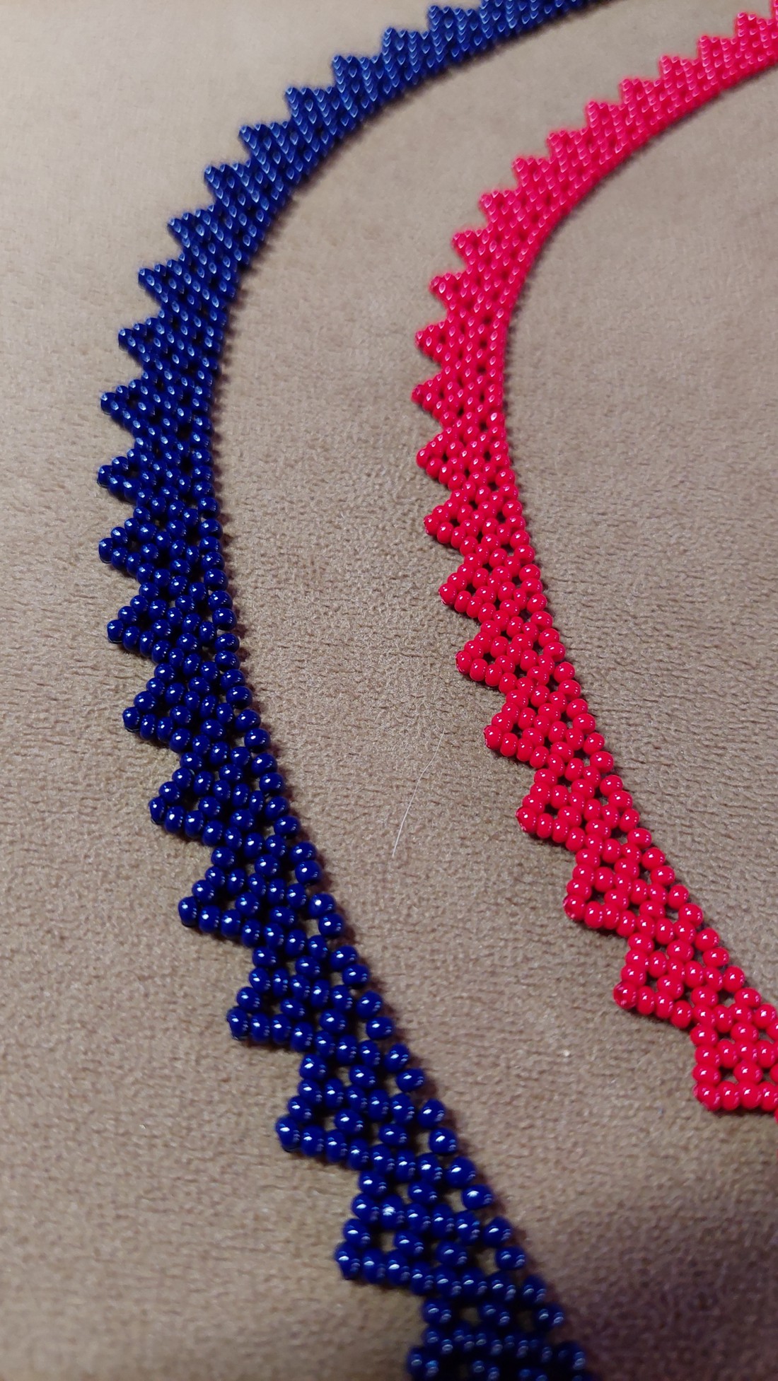 Zigzag mic (roșu) - bijuterii - coliere - coliere de perle - Artynos.ro Zigzag mic (roșu) - bijuterii - coliere - coliere de perle - Artynos.ro