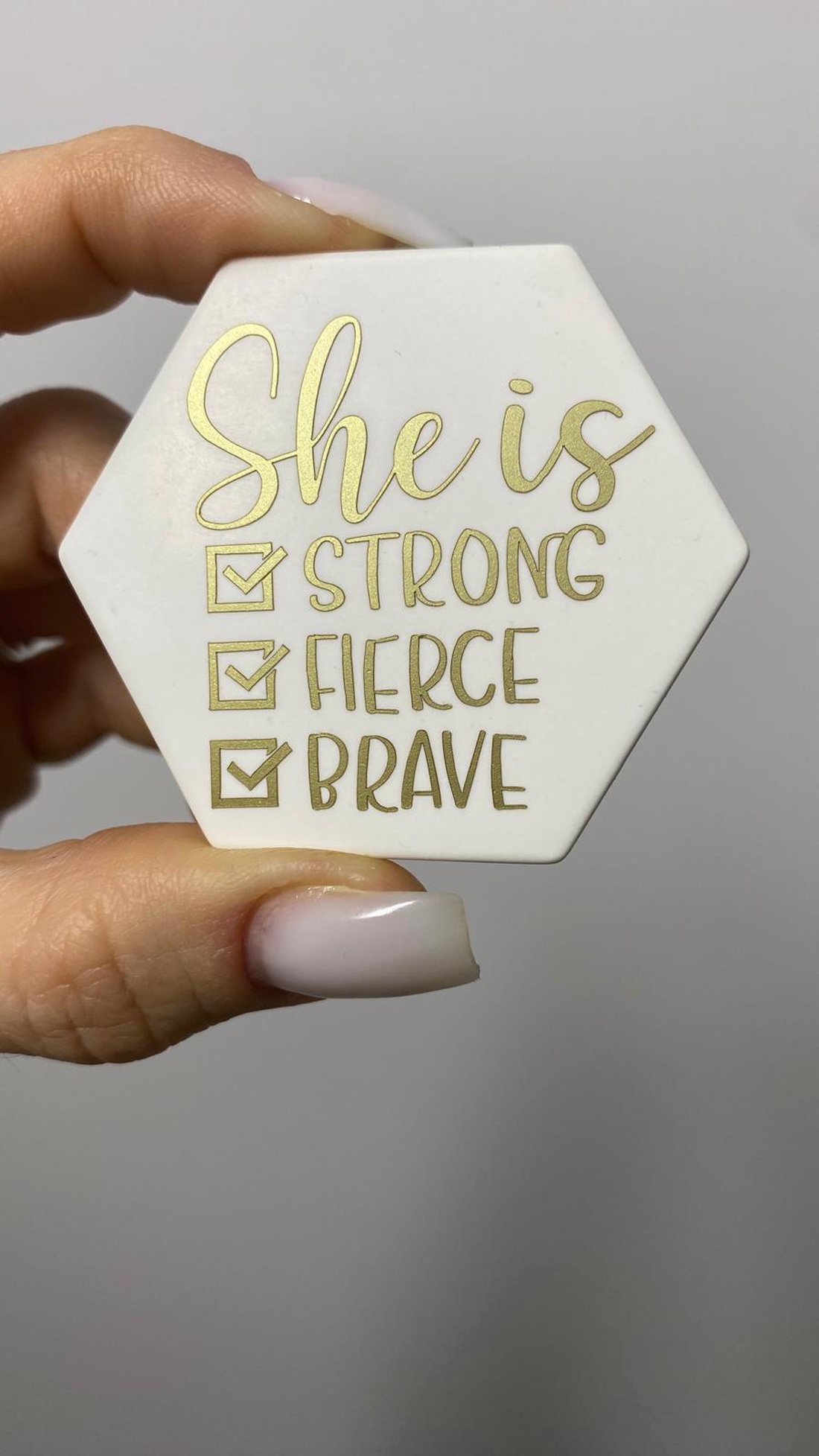 Mărțișor broșă hexagon - STRONG - bijuterii - mărțișor - Artynos.ro