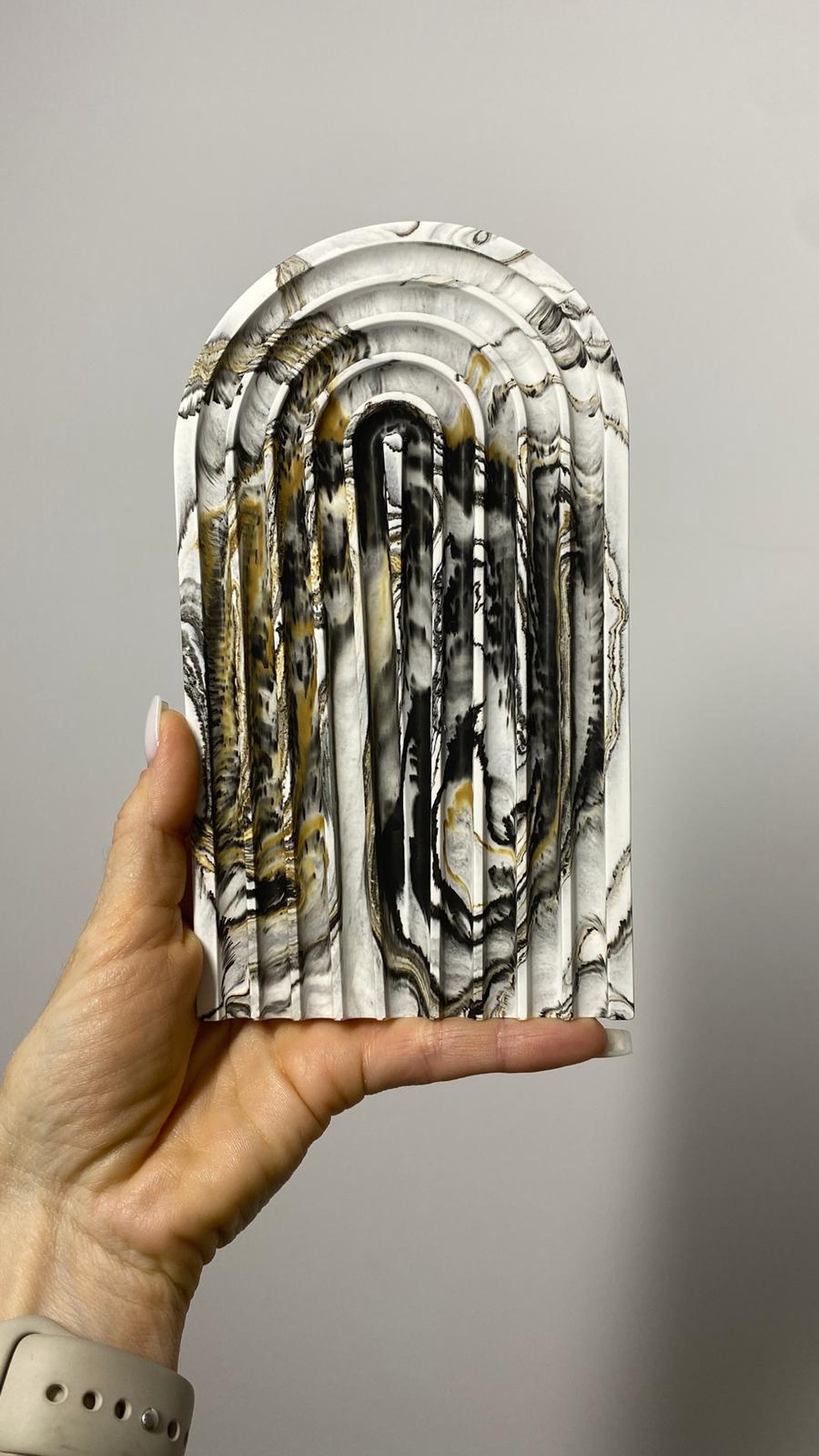 TAVĂ DECORATIVĂ U SHAPE � WAVES - casă & stil de viață - decorațiuni de casă - decorațiuni de masă și rafturi - decorațiuni de masă - Artynos.ro