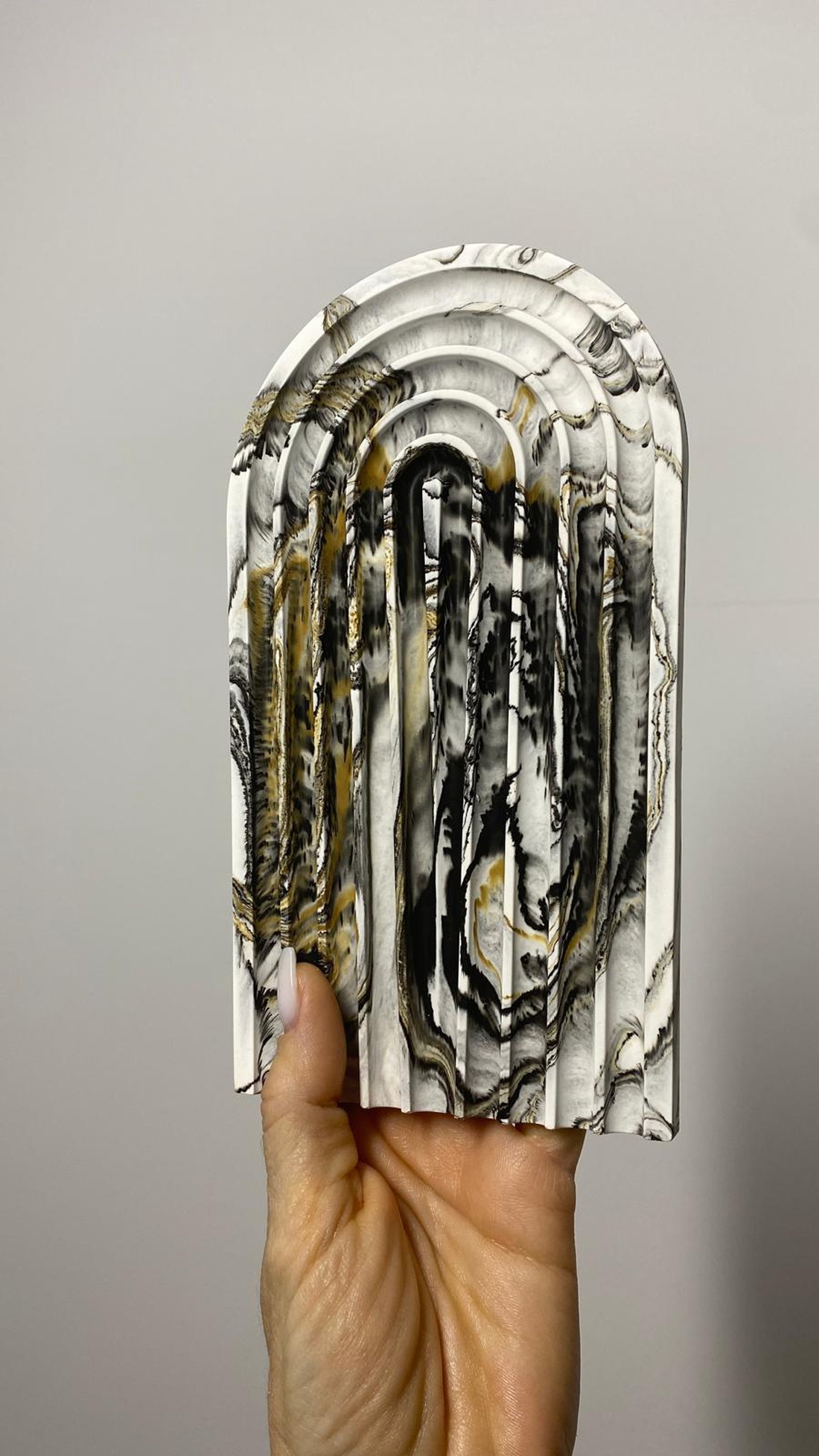 TAVĂ DECORATIVĂ U SHAPE � WAVES - casă & stil de viață - decorațiuni de casă - decorațiuni de masă și rafturi - decorațiuni de masă - Artynos.ro