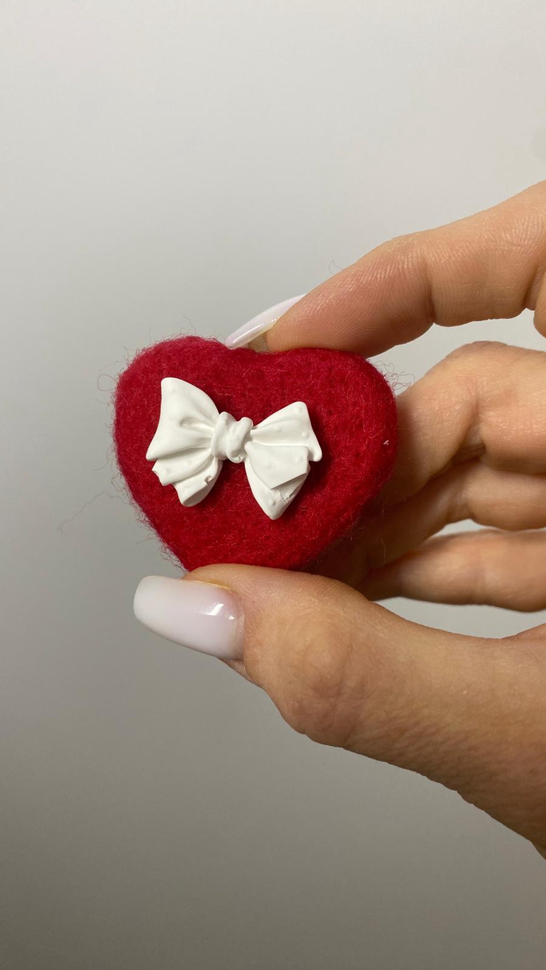 Mărțișor broșă � Inimă cu fundiță - bijuterii - mărțișor - Artynos.ro