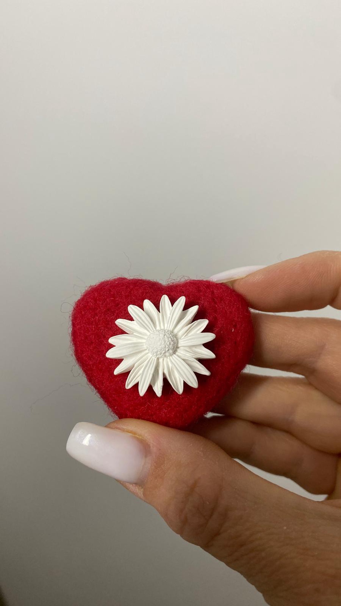 Mărțișor broșă � Inimă cu margaretă - bijuterii - mărțișor - Artynos.ro