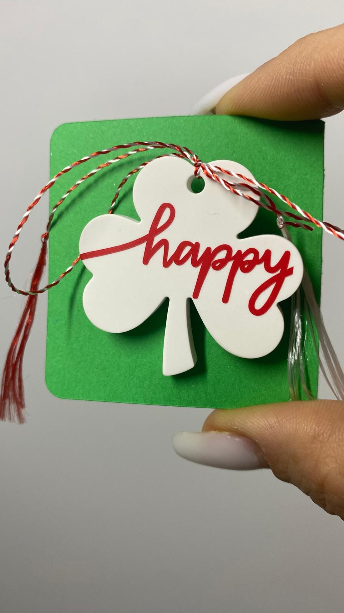 Mărțișor broșă - formă de trifoi - Happy - bijuterii - mărțișor - Artynos.ro