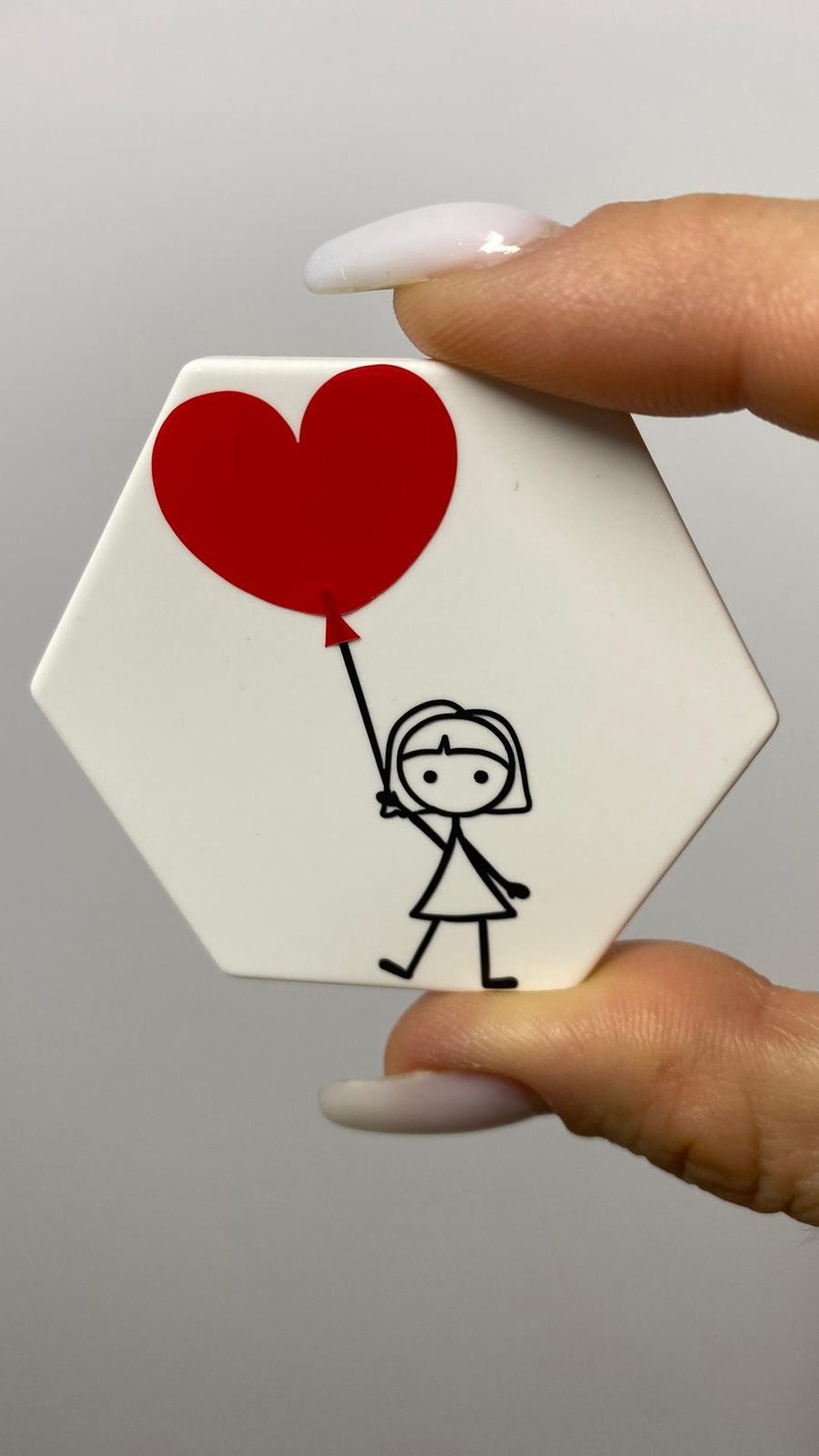 Mărțișor broșă - hexagon 5 cm - Balon Inimă - bijuterii - mărțișor - Artynos.ro