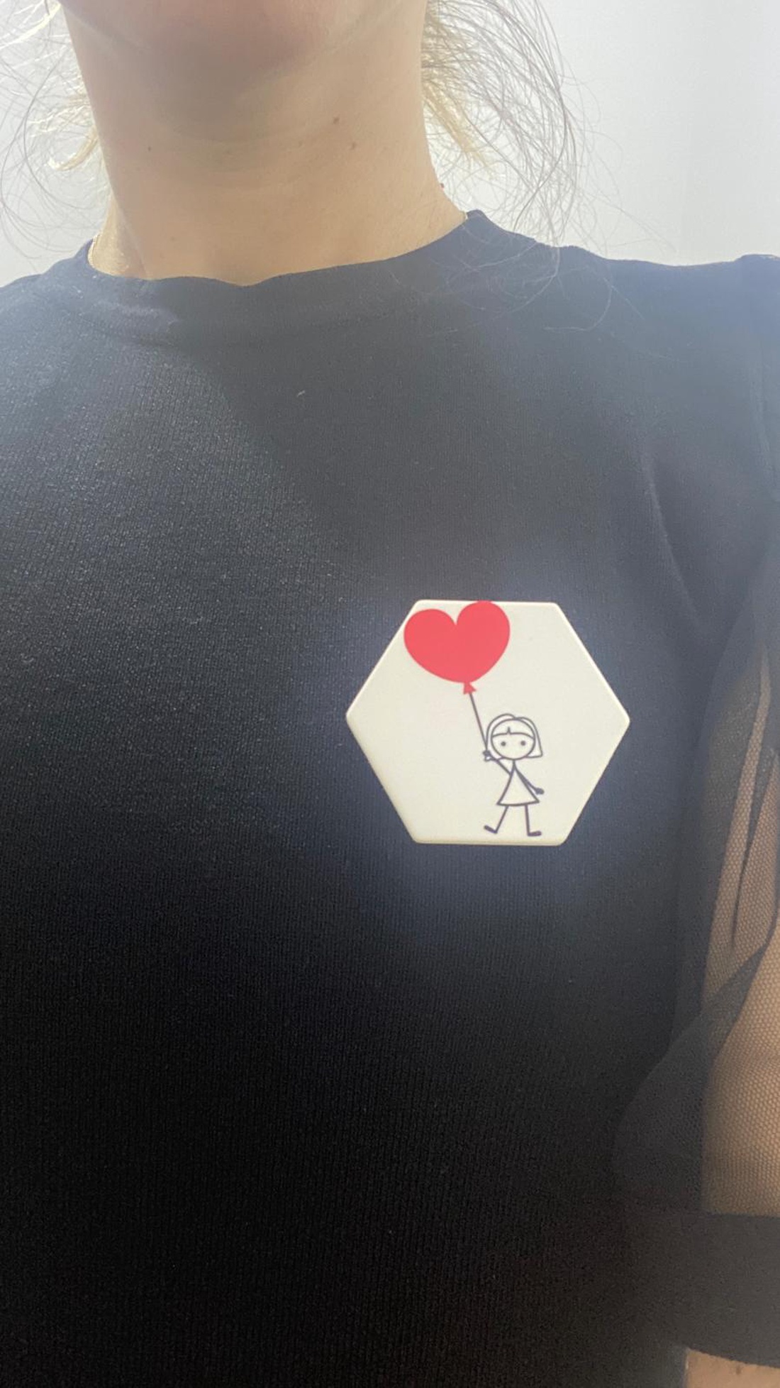 Mărțișor broșă - hexagon 5 cm - Balon Inimă - bijuterii - mărțișor - Artynos.ro