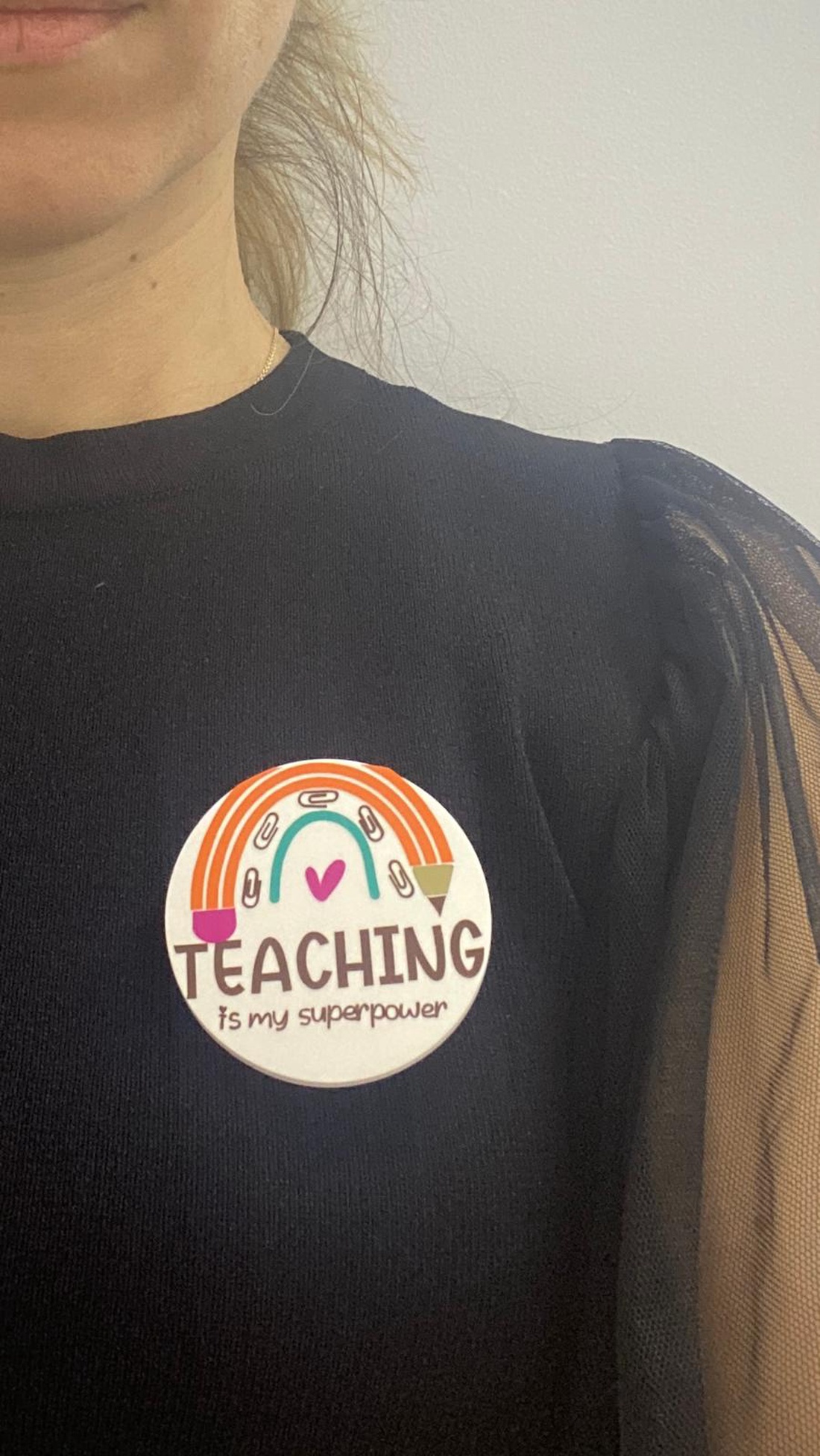 Mărțișor broșă - 5.5 cm - Teaching is my superpower - bijuterii - mărțișor - Artynos.ro