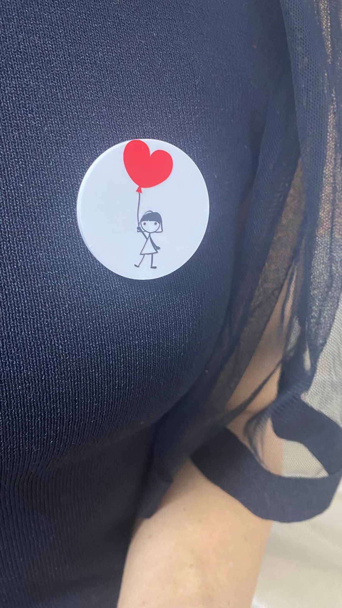 Mărțișor broșă - 3.5 cm - Fetița cu balonul - bijuterii - mărțișor - Artynos.ro