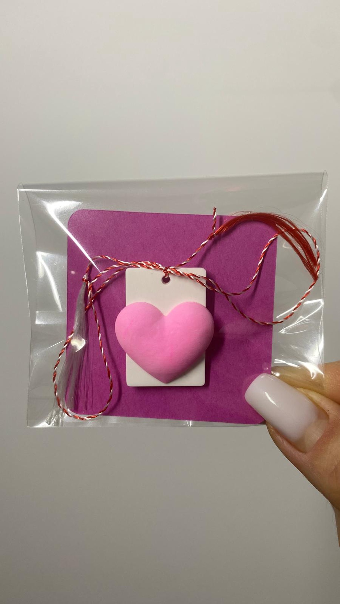 Mărțișor broșă - 3x2 cm - Inimă pe suport dreptunghiular/pătrat - bijuterii - mărțișor - Artynos.ro