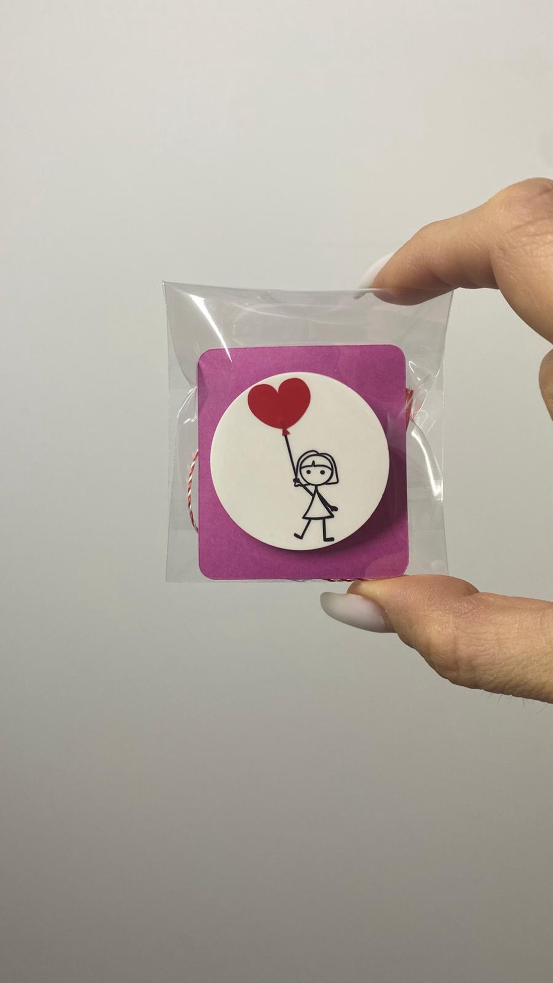 Mărțișor broșă - 3.5 cm - Fetița cu balonul - bijuterii - mărțișor - Artynos.ro