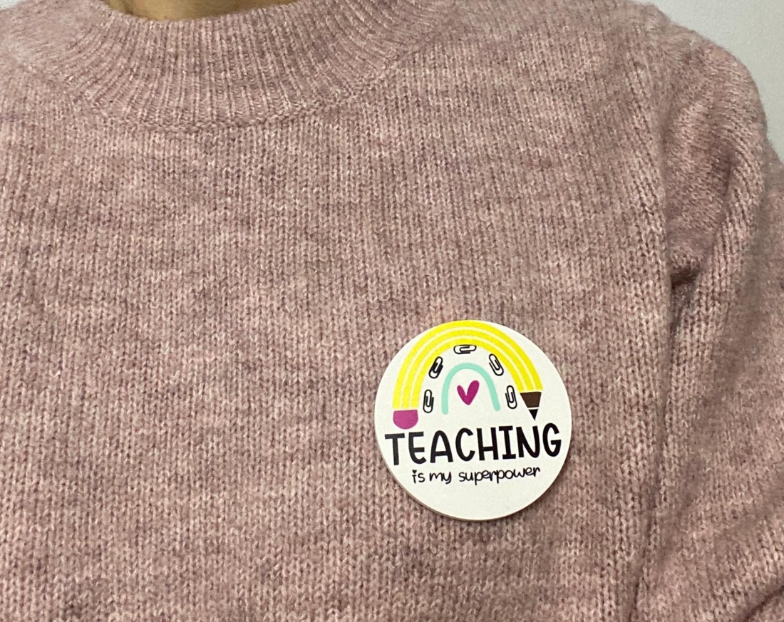 Broșă - 5.5 cm - Teaching is my superpower - bijuterii - mărțișor - Artynos.ro