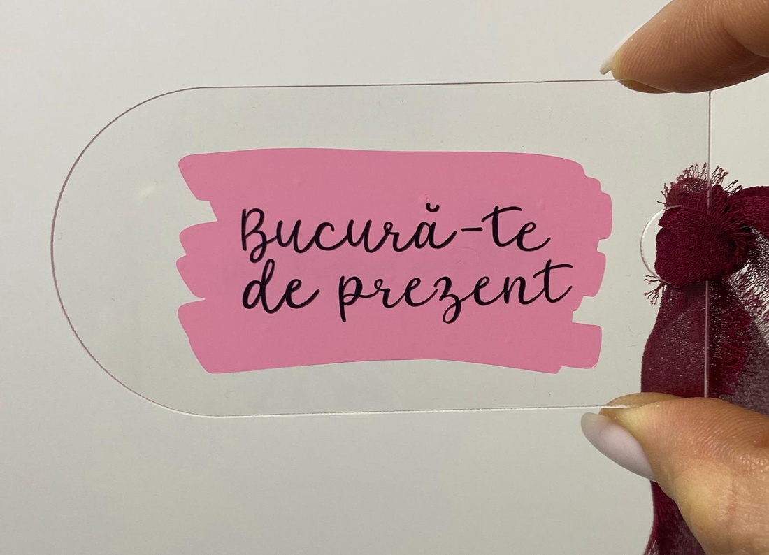 Card de masă acrilic personalizat (2 în 1 � place card și semn de carte) - accesorii nuntă - invitații și felicitări de nuntă - carduri de așezare nuntă  - Artynos.ro