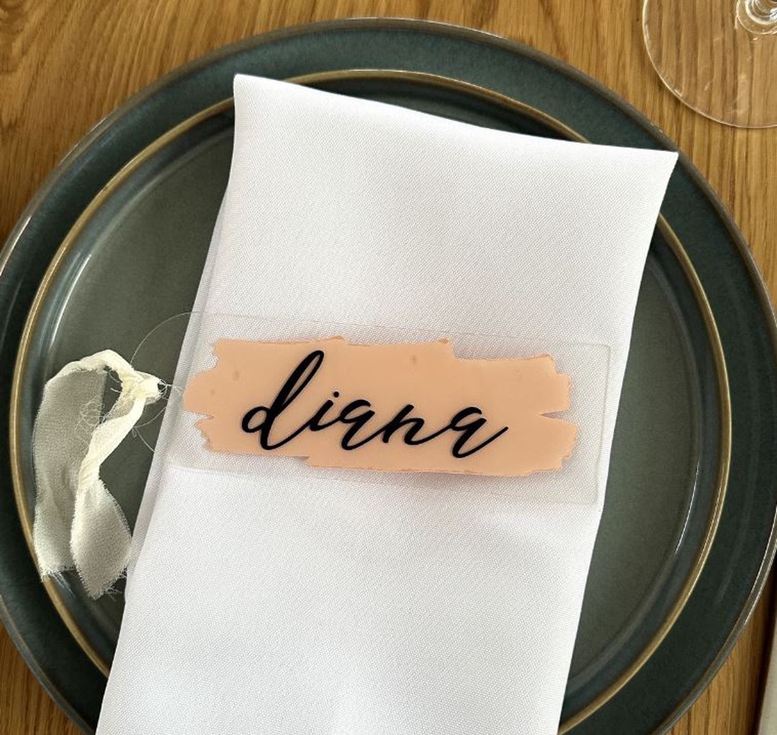 Card de masă acrilic personalizat (2 în 1 � place card și semn de carte) - accesorii nuntă - invitații și felicitări de nuntă - carduri de așezare nuntă  - Artynos.ro