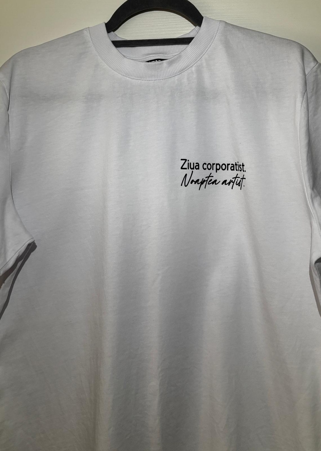 Tricou personalizat pentru barbati � Ziua corporatist, noaptea artist. - îmbrăcăminte și modă - haine bărbați - tricouri bărbați - Artynos.ro