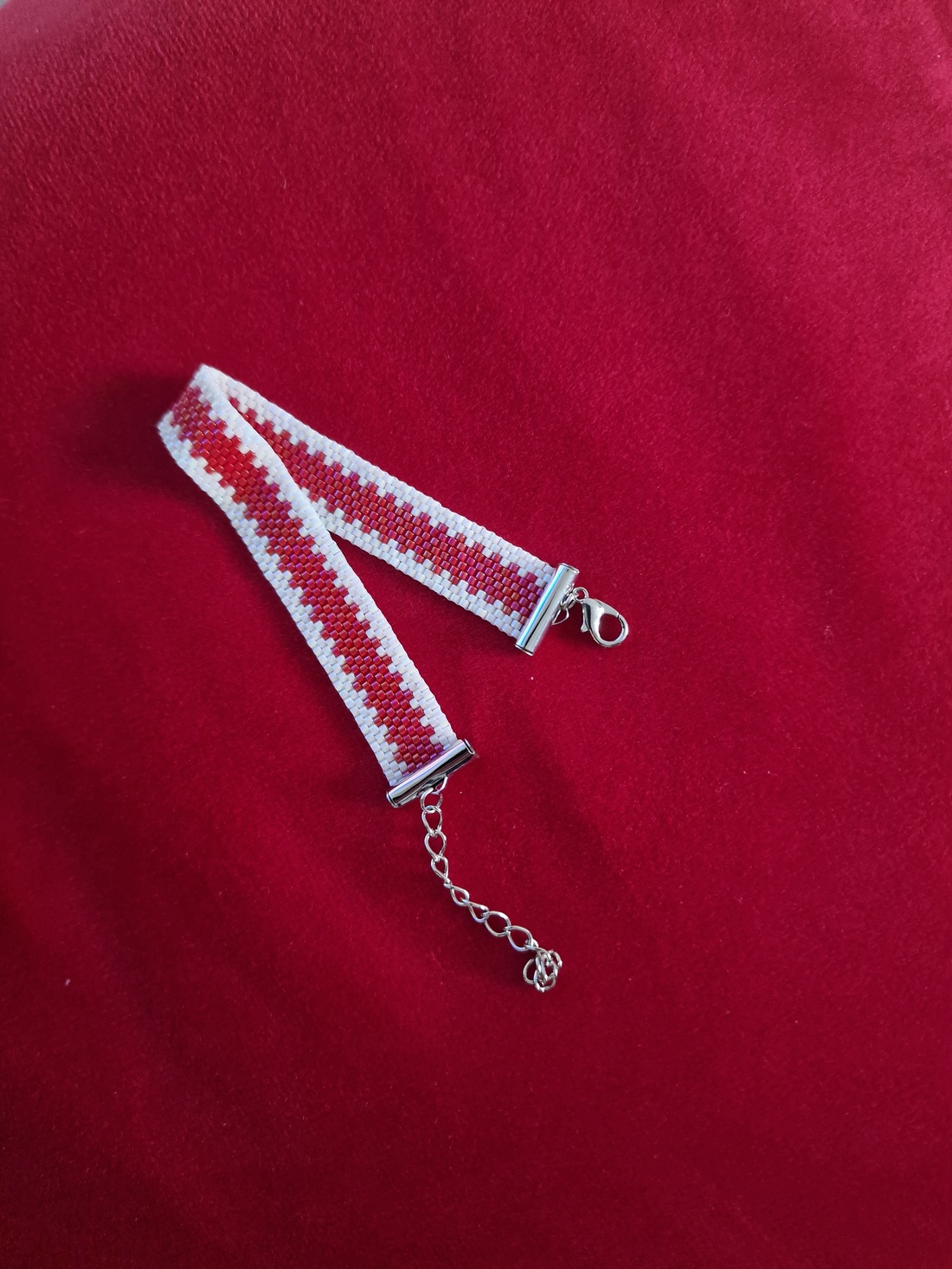 Brățară handmade din mărgele � model geometric roșu și alb - bijuterii - brățări - brățări din mărgele - Artynos.ro