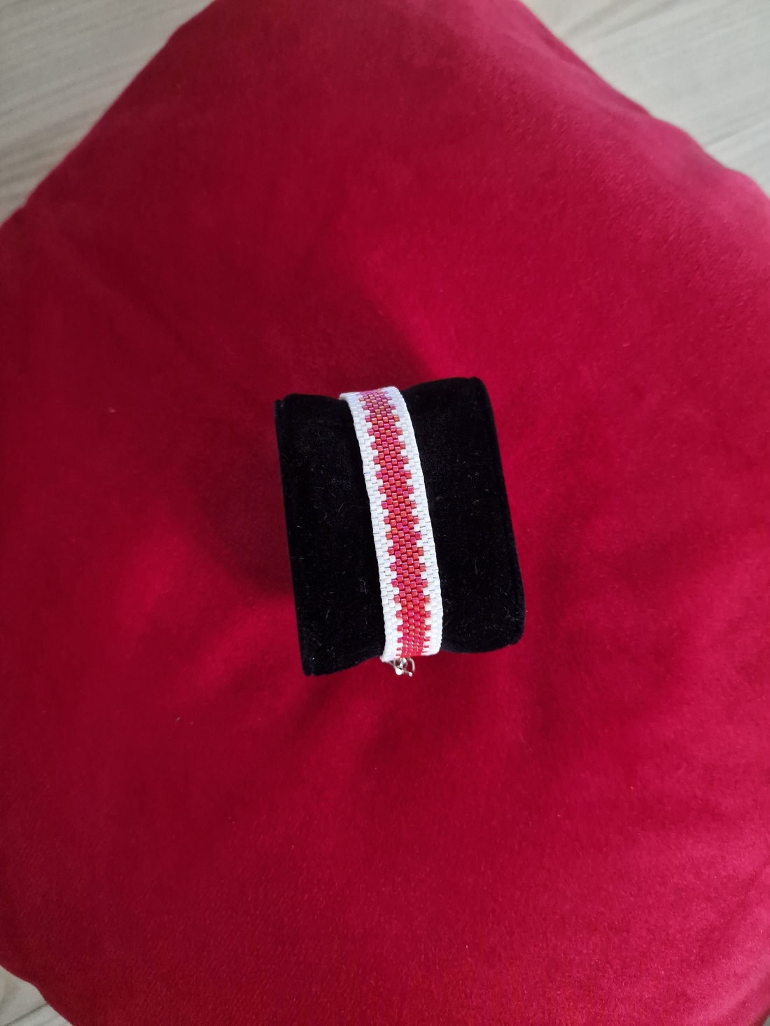 Brățară handmade din mărgele � model geometric roșu și alb - bijuterii - brățări - brățări din mărgele - Artynos.ro