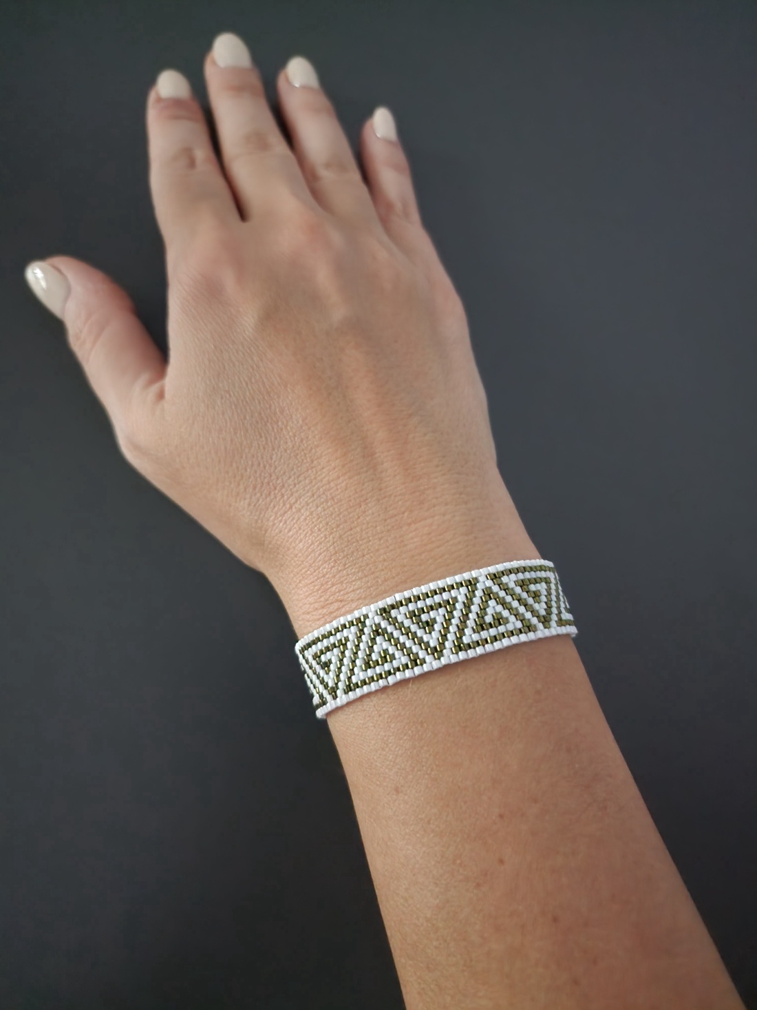 Brățară Elaya � Miyuki Handmade Alb Sidefat și Verde Măsliniu, Model Grecesc Geometric - bijuterii - brățări - brățări din mărgele - Artynos.ro