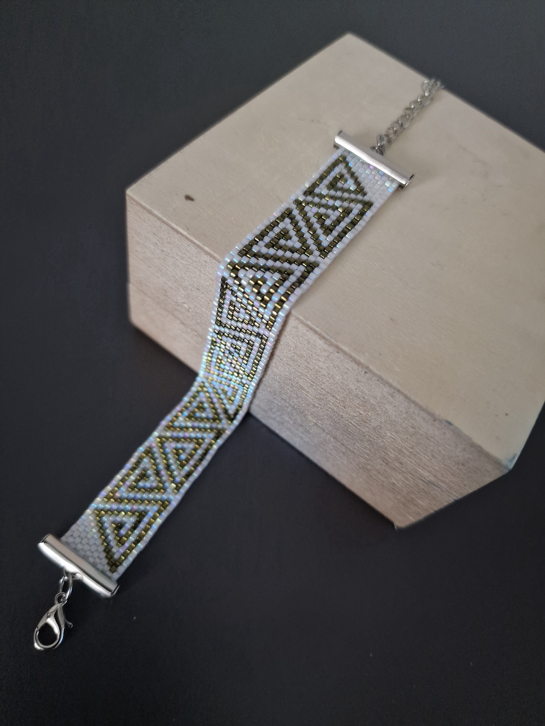 Brățară Elaya � Miyuki Handmade Alb Sidefat și Verde Măsliniu, Model Grecesc Geometric - bijuterii - brățări - brățări din mărgele - Artynos.ro