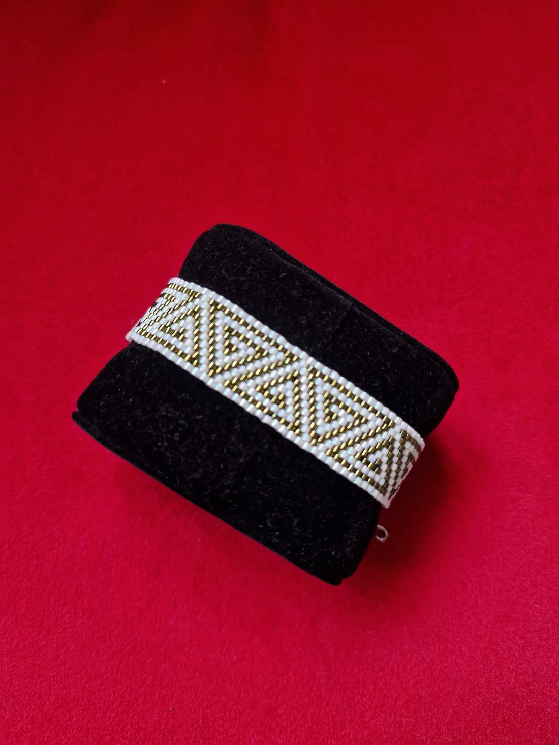 Brățară Elaya � Miyuki Handmade Alb Sidefat și Verde Măsliniu, Model Grecesc Geometric - bijuterii - brățări - brățări din mărgele - Artynos.ro