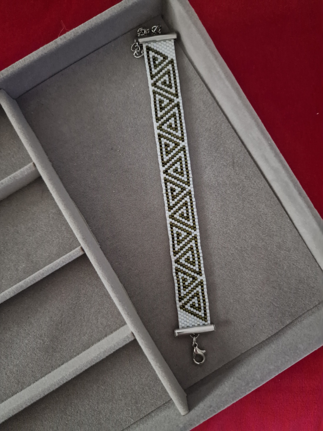 Brățară Elaya � Miyuki Handmade Alb Sidefat și Verde Măsliniu, Model Grecesc Geometric - bijuterii - brățări - brățări din mărgele - Artynos.ro