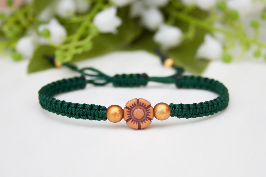 Brățară macramé împletită - Floare verde - - Artynos.ro Brățară macramé împletită - Floare verde - - Artynos.ro