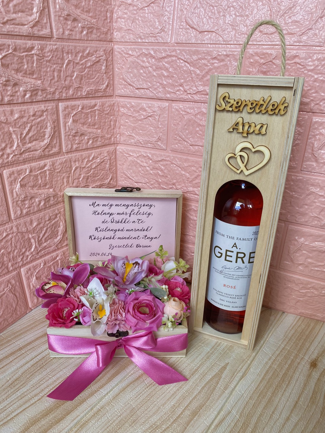 Bun venit pentru cuplu - cutie de flori + suport pentru vin -  - Artynos.ro