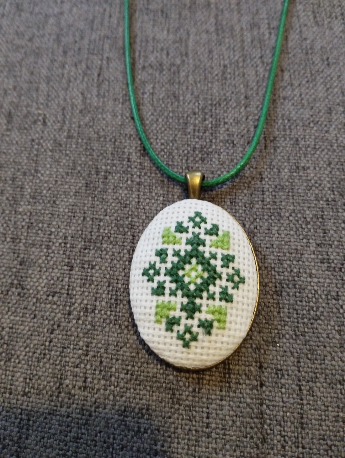 colier brodat cruce cu motiv popular cu motiv popular - - Artynos.ro colier brodat cruce cu motiv popular cu motiv popular - - Artynos.ro