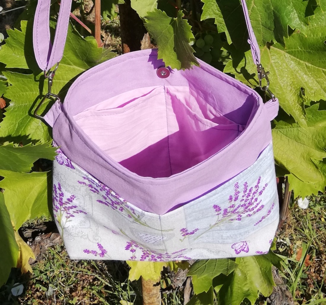 Geantă laterală pentru femei cu model lavanda - geantă și husă - genți de umăr și genți de mână - genți de umăr - Artynos.ro Geantă laterală pentru femei cu model lavanda - geantă și husă - genți de umăr și genți de mână - genți de umăr - Artynos.ro