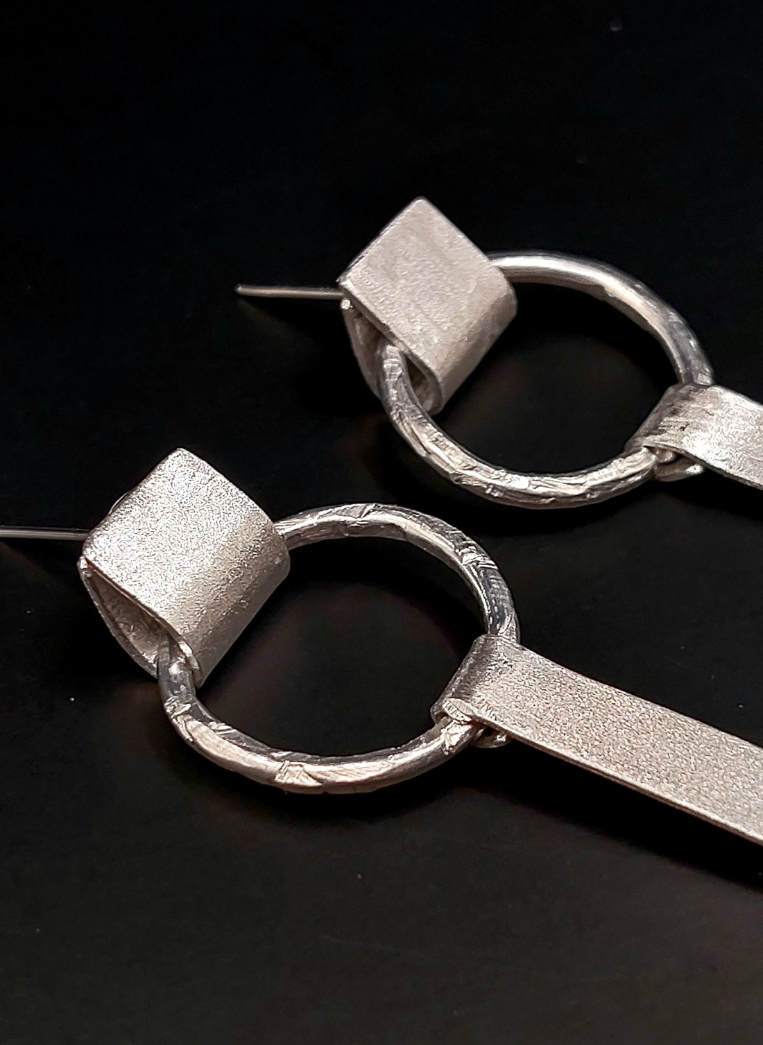 Cercei cu design suplimentar din aluminiu - bijuterii - cercei lungi - Artynos.ro Cercei cu design suplimentar din aluminiu - bijuterii - cercei lungi - Artynos.ro