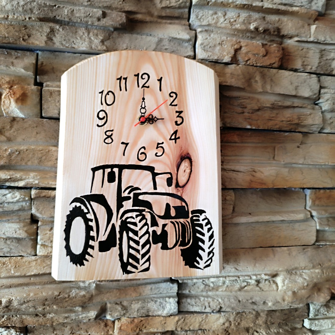 Ceas de perete cu tractor din lemn - - Artynos.ro Ceas de perete cu tractor din lemn - - Artynos.ro