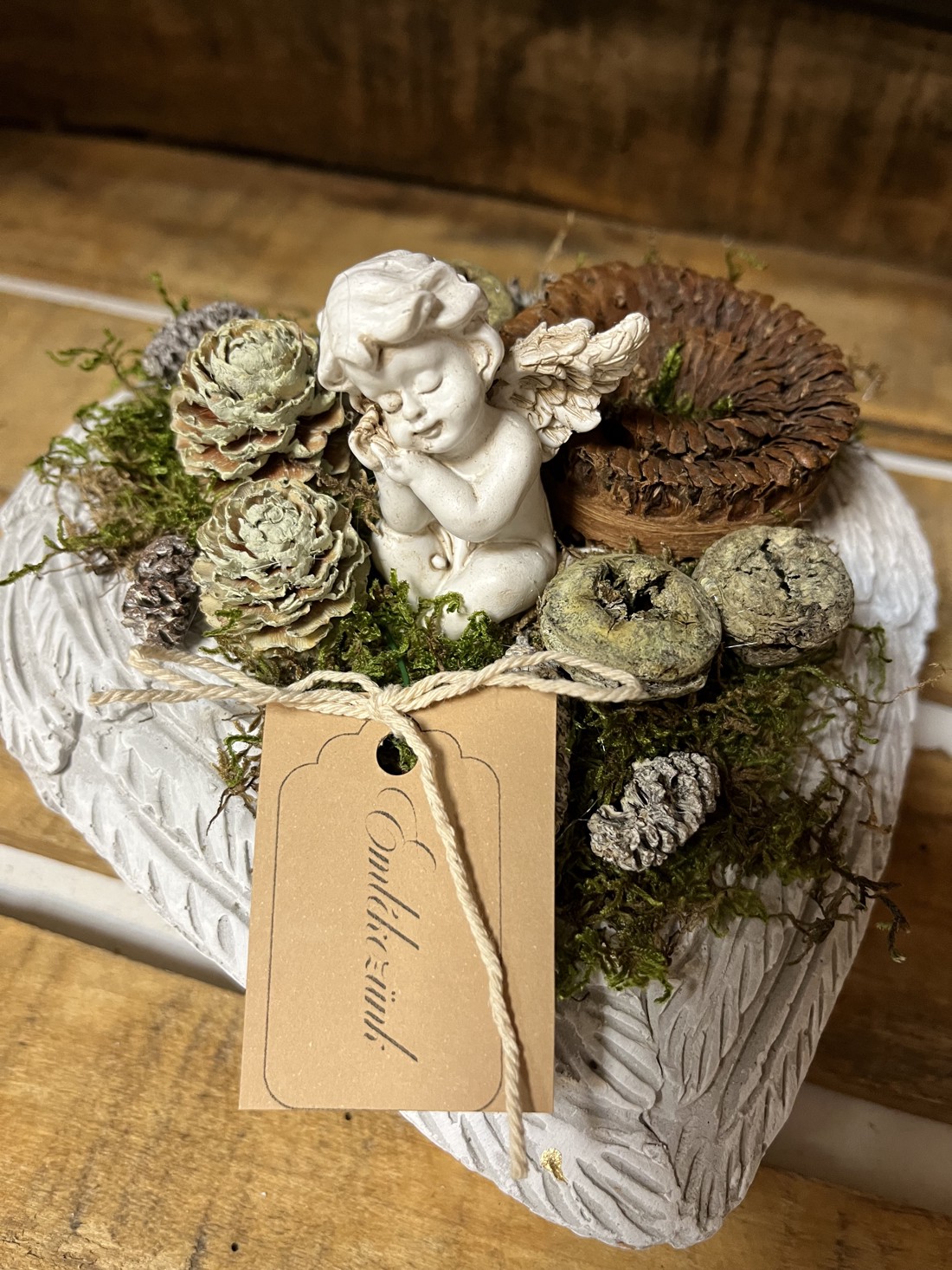 Inimă de beton ornament funerar - cu înger așezat - casă & stil de viață - obiecte religioase și de devoțiune - ornamente funerare - Artynos.ro