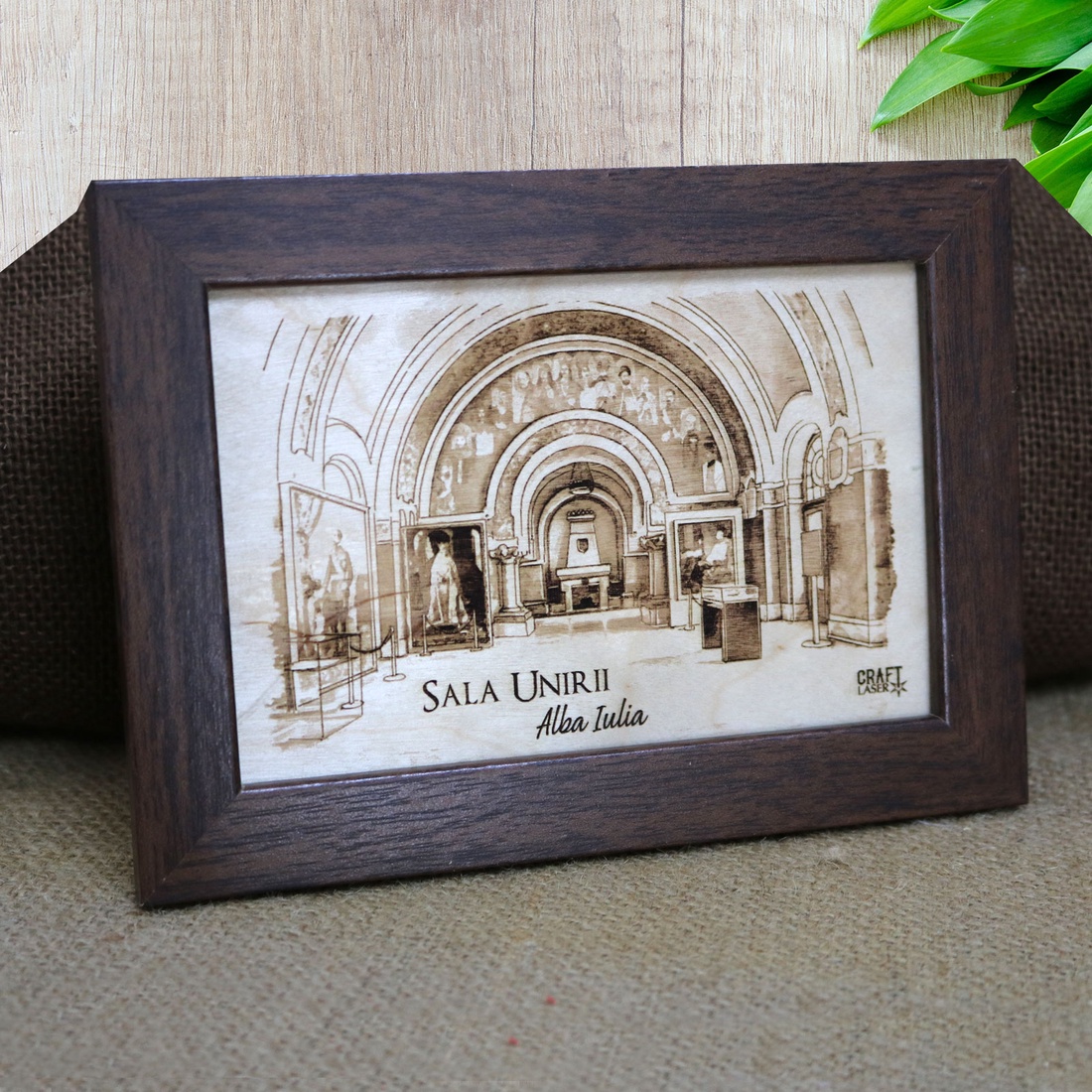 Tablou suvenir din lemn, gravat, Sala Unirii, Cetatea Alba Carolina, dimensiune 10/15, rama inclusa - casă & stil de viață - decorațiuni de casă - picturi murale - artă de perete din lemn - Artynos.ro