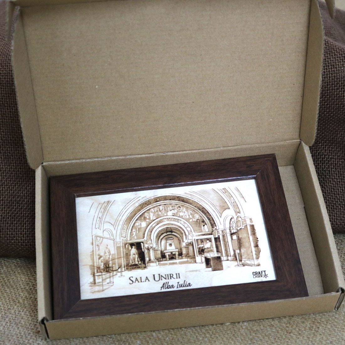 Tablou suvenir din lemn, gravat, Sala Unirii, Cetatea Alba Carolina, dimensiune 10/15, rama inclusa - casă & stil de viață - decorațiuni de casă - picturi murale - artă de perete din lemn - Artynos.ro