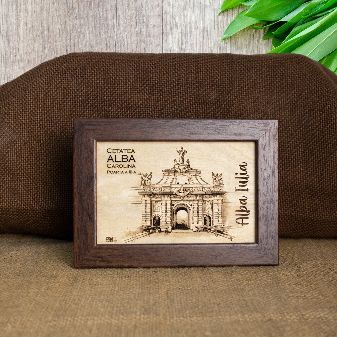 Tablou suvenir din lemn, gravat, Poarta a III-a, Cetatea Alba Carolina, Alba Iulia, dimensiune 10/15 cm, rama inclusa - casă & stil de viață - decorațiuni de casă - picturi murale - artă de perete din lemn - Artynos.ro