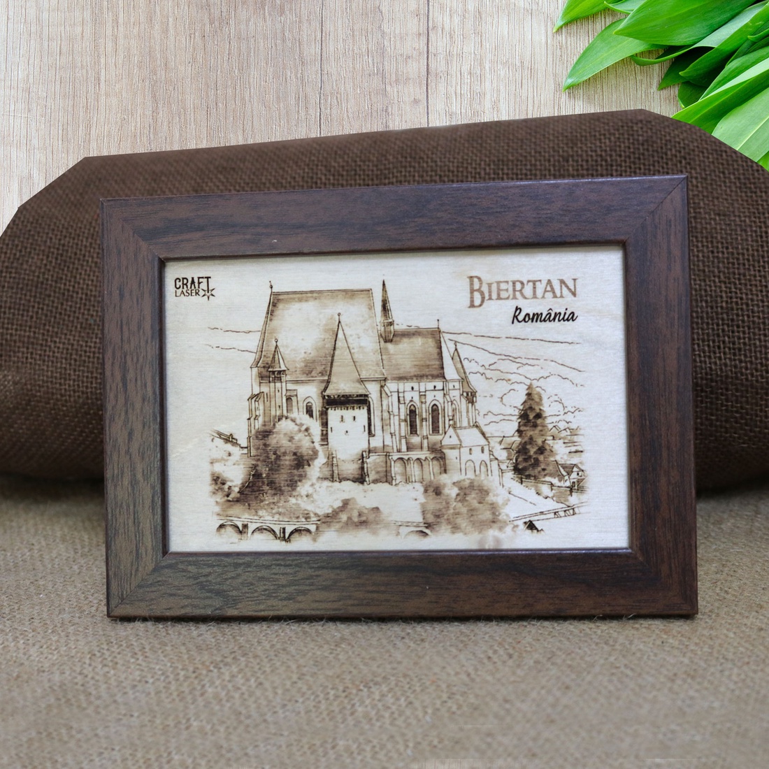Tablou suvenir Gravat Biserica Fortificata Biertan, dimensiune 10/15, rama inclusa - casă & stil de viață - decorațiuni de casă - picturi murale - artă de perete din lemn - Artynos.ro