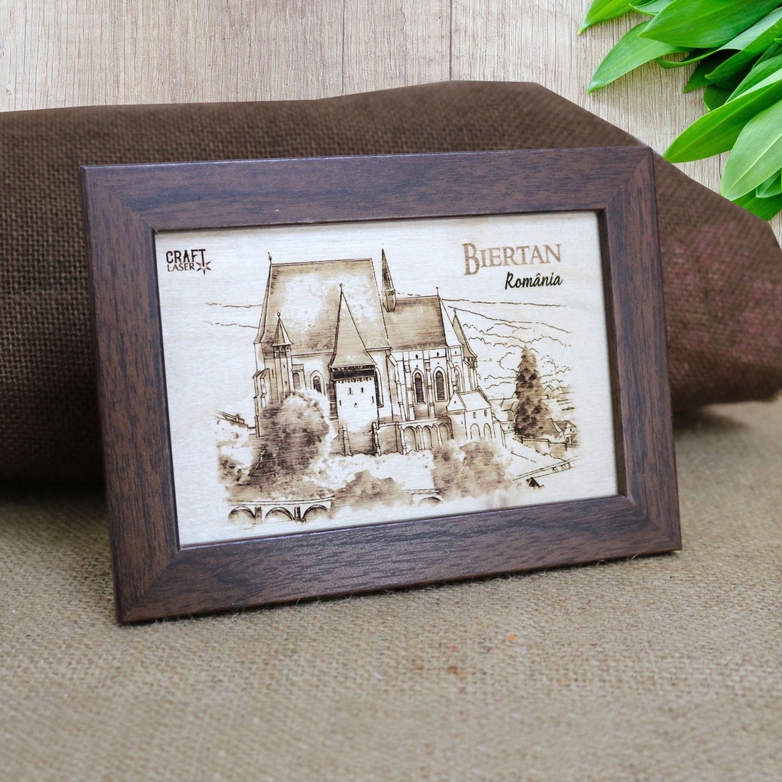 Tablou suvenir Gravat Biserica Fortificata Biertan, dimensiune 10/15, rama inclusa - casă & stil de viață - decorațiuni de casă - picturi murale - artă de perete din lemn - Artynos.ro