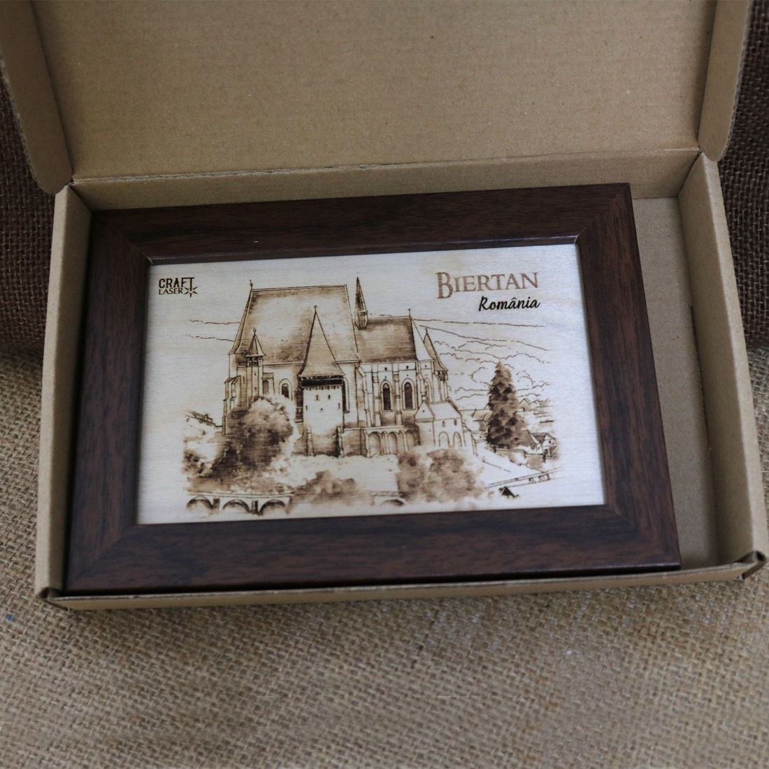 Tablou suvenir Gravat Biserica Fortificata Biertan, dimensiune 10/15, rama inclusa - casă & stil de viață - decorațiuni de casă - picturi murale - artă de perete din lemn - Artynos.ro